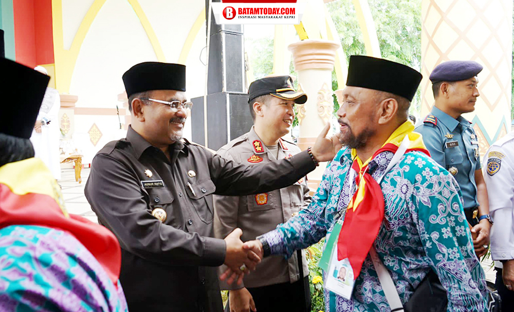 Bupati Kabupaten Karimun Aunur Rafiq saat melepas keberangkatan Jemaah Calon Haji (JCH)